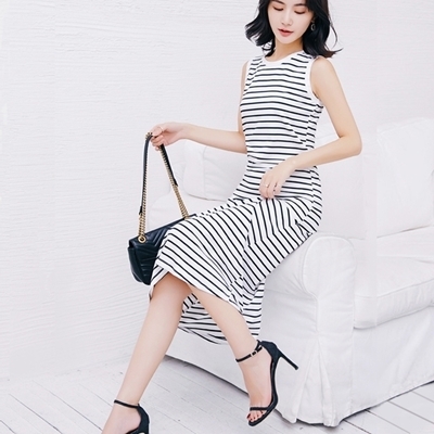 ボーダー柄シンプルノースリーブ ロングワンピース ホワイトブラック Mサイズ() ボーダー柄シンプルノースリーブ ロングワンピース ホワイトブラック Mサイズ